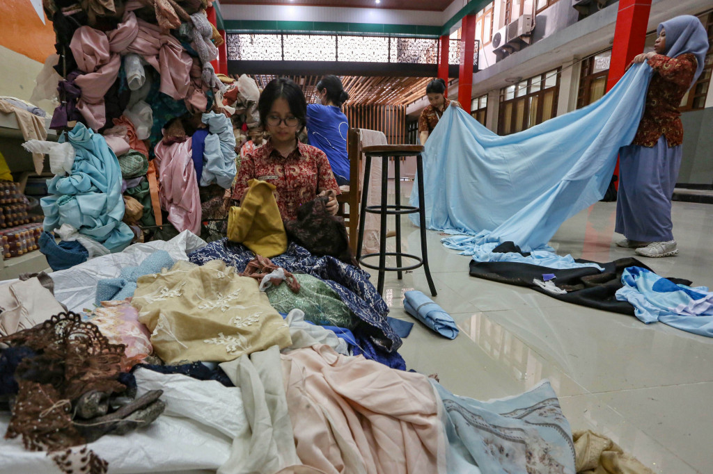 Para siswa dari komunitas perkusi Dungtakravara membuat alat musik dari bahan daur ulang dari kain bekas, drum plastik dan galon air mineral bekas di SMA Labschool Kebayoran, Jakarta Selatan, Kamis, 23 Juli 2026. 
