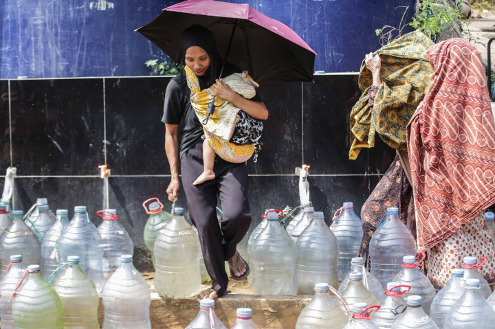 Kemarau panjang yang melanda Kota Cilegon membuat warga Kampung Gunung Batur, Kelurahan Mekarsari, harus mencari cara untuk memenuhi kebutuhan air bersih sehari-hari.