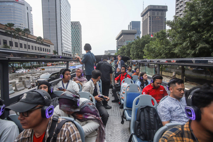 Jurnalis dan warga mengikuti perjalanan wisata di bus Open Top Tour of Jakarta - Jakarta Batavia saat peluncurannya di Jakarta, Kamis, 23 Juli 2026. 