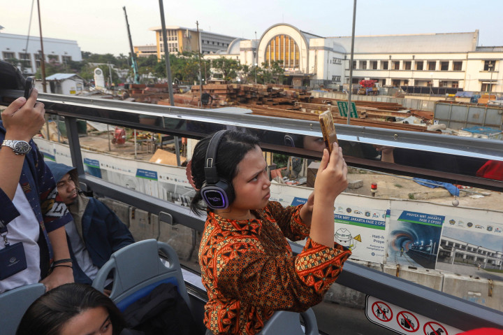 PT Transportasi Jakarta (Transjakarta) resmi meluncurkan Rute Open Top Tour of Jakarta - Jakarta Batavia, yang menghubungkan wisata sejarah menggunakan bus atap terbuka dari kawasan Kota Tua menuju Sarinah. 
