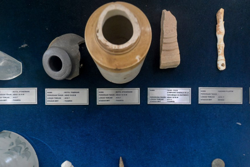 Temuan tersebut meliputi botol stoneware abad ke-18 hingga ke-19, fragmen batu nisan berukir, koin era kolonial Belanda dan Indonesia modern, peluru, serta pecahan keramik Tiongkok.
