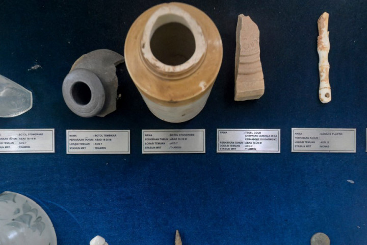 Temuan tersebut meliputi botol stoneware abad ke-18 hingga ke-19, fragmen batu nisan berukir, koin era kolonial Belanda dan Indonesia modern, peluru, serta pecahan keramik Tiongkok.