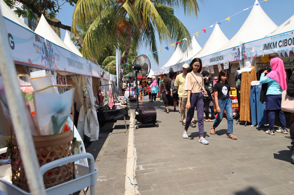 Festival Cisadane menghadirkan berbagai kegiatan, di antaranya lomba perahu naga, lomba senam, pojok literasi, serta stan usaha mikro, kecil, dan menengah (UMKM) yang disambut antusias oleh masyarakat. 
