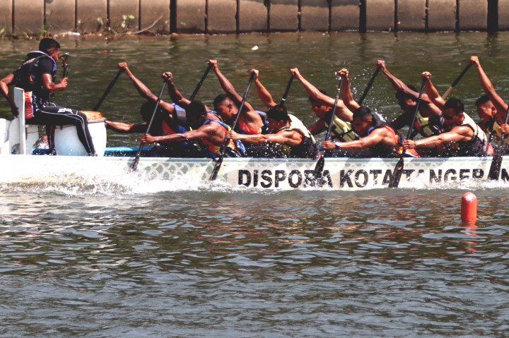 Perlombaan perahu naga pada Festival Cisadane di Kota Tangerang, Banten, Minggu, 26 Juli 2026.
