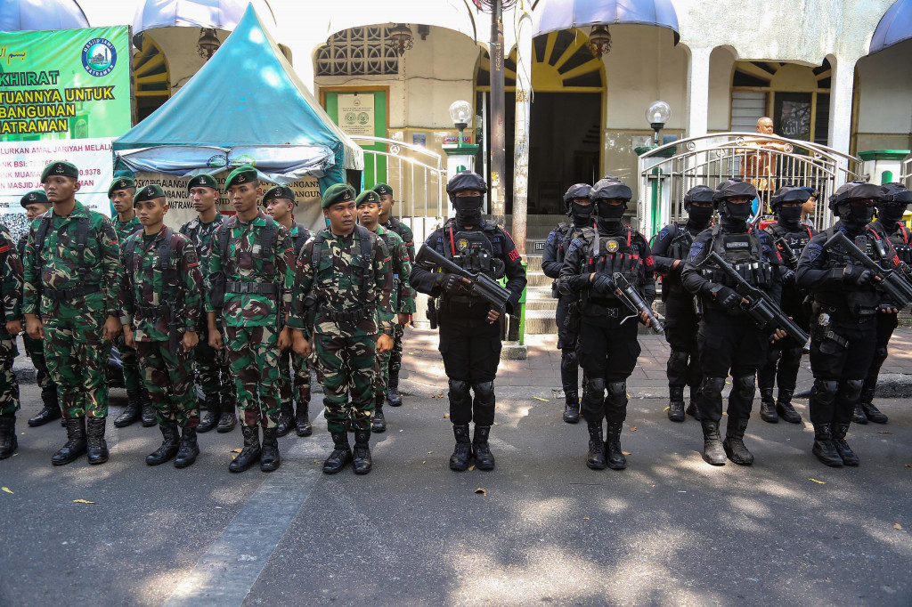 Personel gabungan TNI dan Polri mengikuti apel pengamanan di dekat lokasi kerusuhan di kawasan Matraman, Jakarta, Senin, 27 Juli 2026.