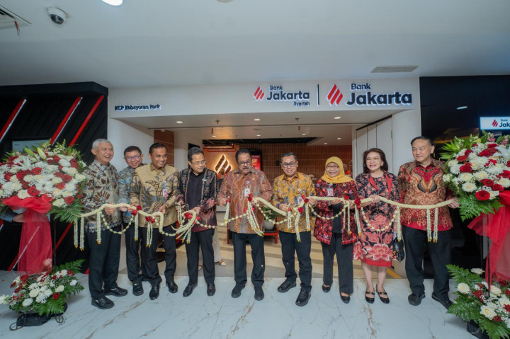 Wakil Gubernur DKI Jakarta Rano Karno menghadiri peresmian wajah baru Kantor Cabang Pembantu (KCP) Kebayoran Park Bank Jakarta.