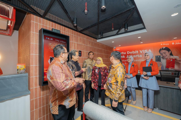Rano Karno mengapresiasi langkah transformasi yang dilakukan Bank Jakarta melalui pengembangan KCP Kebayoran Park. Menurutnya, upaya tersebut menjadi bagian dari komitmen perusahaan dalam menjawab kebutuhan masyarakat yang terus berkembang sekaligus mendukung transformasi Jakarta menuju kota global.