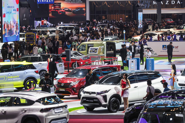 Pengunjung melihat berbagai kendaraan yang dipamerkan saat Exclusive Media Day Gaikindo Indonesia International Auto Show (GIIAS) 2026 di Indonesia Convention Exhibition (ICE), BSD City, Tangerang, Rabu, 29 Juli 2026.