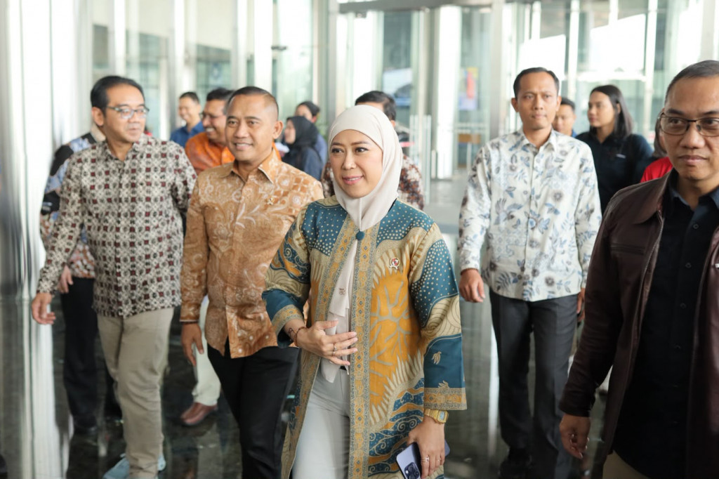 Meutya juga meminta orang tua mencermati perubahan pola komunikasi anak. Dampak paparan konten berbahaya tidak selalu terlihat dalam satu atau dua hari, tetapi dapat terbentuk perlahan selama berbulan-bulan bahkan bertahun-tahun.