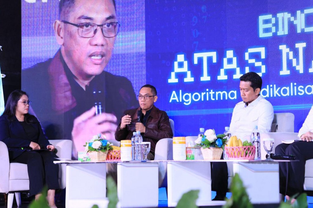Dalam Diskusi Publik dan Bedah Buku Atas Nama Surga: Algoritma Radikalisasi hingga Manipulasi Kesadaran di Jakarta, Rabu, 29 Juli 2026, Meutya mengatakan algoritma mampu memperkuat penyebaran narasi ketika terus menyajikan konten serupa kepada pengguna.