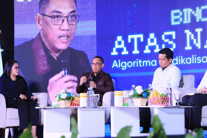 Dalam Diskusi Publik dan Bedah Buku Atas Nama Surga: Algoritma Radikalisasi hingga Manipulasi Kesadaran di Jakarta, Rabu, 29 Juli 2026, Meutya mengatakan algoritma mampu memperkuat penyebaran narasi ketika terus menyajikan konten serupa kepada pengguna.