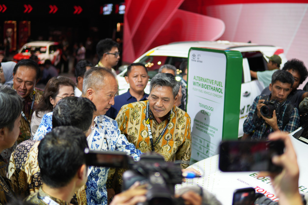 Usai seremoni, Agus Gumiwang meninjau sejumlah booth peserta pameran untuk melihat langsung berbagai kendaraan yang dipamerkan.