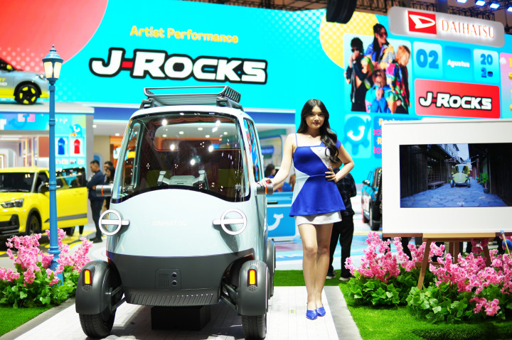 Sales Promotion Girl (SPG) tampil di berbagai booth kendaraan dalam ajang Gaikindo Indonesia International Auto Show (GIIAS) 2026 di Indonesia Convention Exhibition (ICE) BSD City, Tangerang, Kamis, 30 Juli 2026.