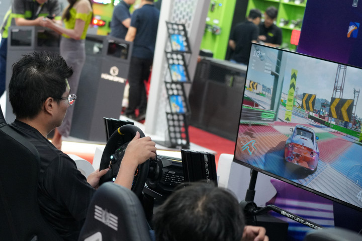 Pengunjung Gaikindo Indonesia International Auto Show (GIIAS) 2026 tak hanya dapat melihat deretan kendaraan terbaru, tetapi juga merasakan sensasi balapan virtual melalui Medcom Racing Challenge.