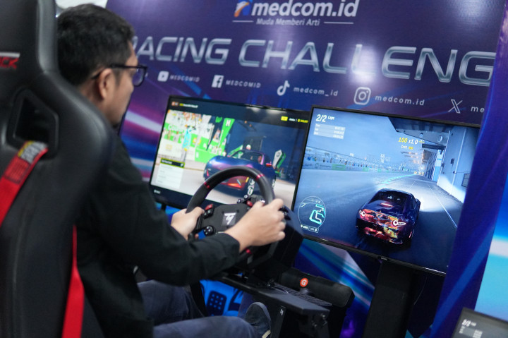 Melalui Simulator Challenge, seluruh pengunjung GIIAS dapat mengikuti kompetisi balap simulator secara gratis. 