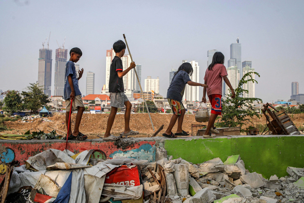 Anak-anak bermain di dekat lokasi yang akan dibangun proyek pembangunan Ruang terbuka hijau (RTH) berkonsep city view di Jati Pinggir, Tanah Abang, Jakarta Pusat, Jumat, 31 Juli 2026. 