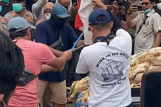 Massa yang tergabung dalam Aliansi Gerakan Palangka Raya Gelap (GPG) dan Persatuan Insan Perunggasan (Insar) Kalimantan Tengah menyampaikan aspirasi dengan melakukan aksi simbolis di halaman kantor layanan tersebut. 