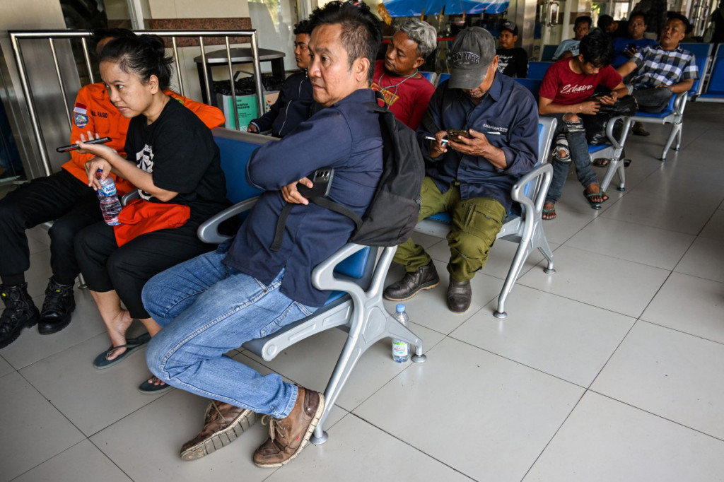 Para penyintas mengaku mendengar beberapa kali ledakan sesaat sebelum kapal feri penumpang tersebut terbakar.
