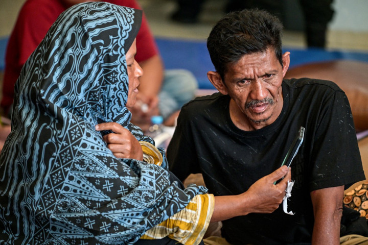 Kepanikan membuat banyak penumpang melompat ke laut untuk menyelamatkan diri.
