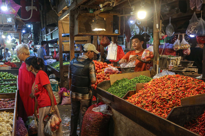 Pedagang sayuran melayani pembeli di Pasar Senen, Jakarta Pusat, Selasa, 4 Agustus 2026.
