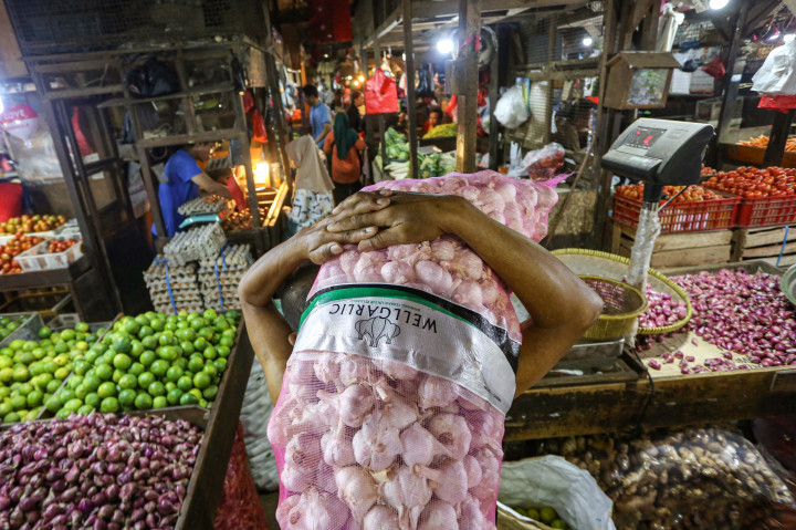 Penurunan harga sejumlah komoditas pangan, seperti bawang merah, bawang putih, cabai merah, cabai rawit, telur ayam ras, dan tomat menjadi faktor utama yang mendorong terjadinya deflasi pada bulan tersebut.