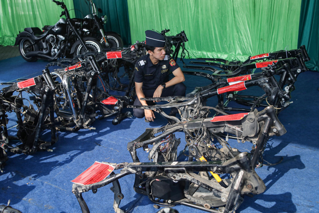 Selain itu, Bea Cukai Tanjung Priok juga menggagalkan pengiriman 20 unit rangka (frame) bekas sepeda motor Harley-Davidson pada 2026 dengan modus mencantumkan jenis barang dalam dokumen impor yang tidak sesuai dengan isi peti kemas.