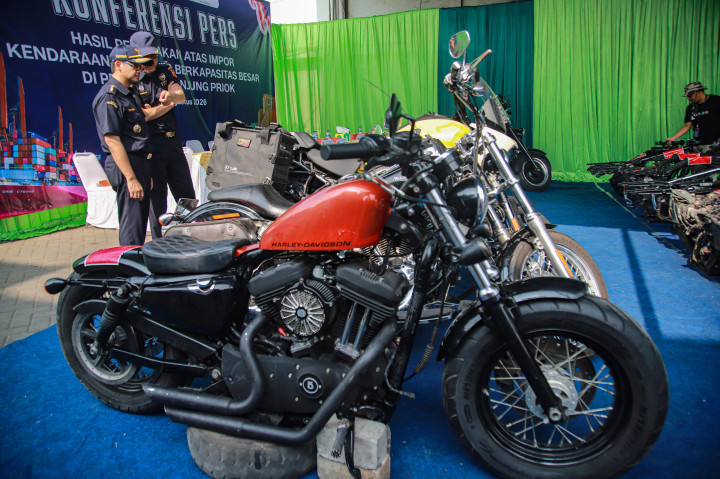 Petugas Bea Cukai mengamati motor gede (moge) hasil penindakan atas impor kendaraan bermotor berkapasitas besar di Pelabuhan Tanjung Priok, Jakarta, Rabu, 5 Agustus 2026. 