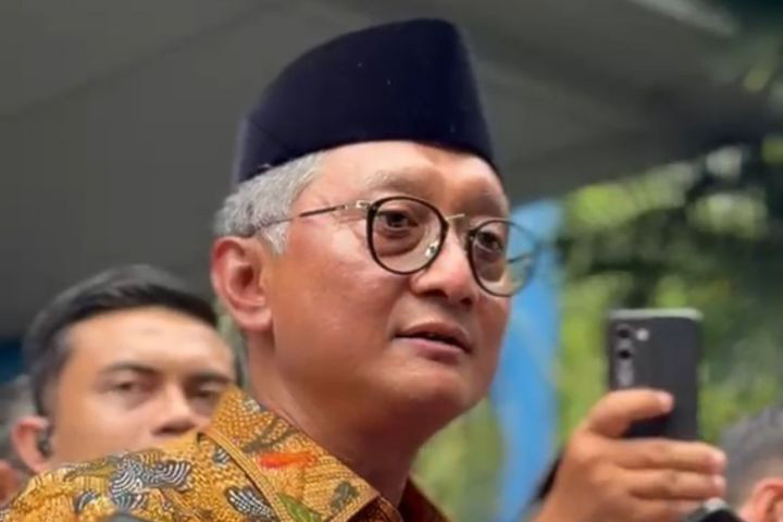 Pengamat kebijakan publik Trubus Rahardiansyah menilai munculnya berbagai isu yang belakangan dikaitkan dengan Dody Hanggodo berpotensi berkaitan dengan langkah pembenahan birokrasi yang tengah dilakukan. Menurutnya, sejumlah informasi yang beredar perlu disikapi secara proporsional karena sebagian masih berupa dugaan dan belum terverifikasi.