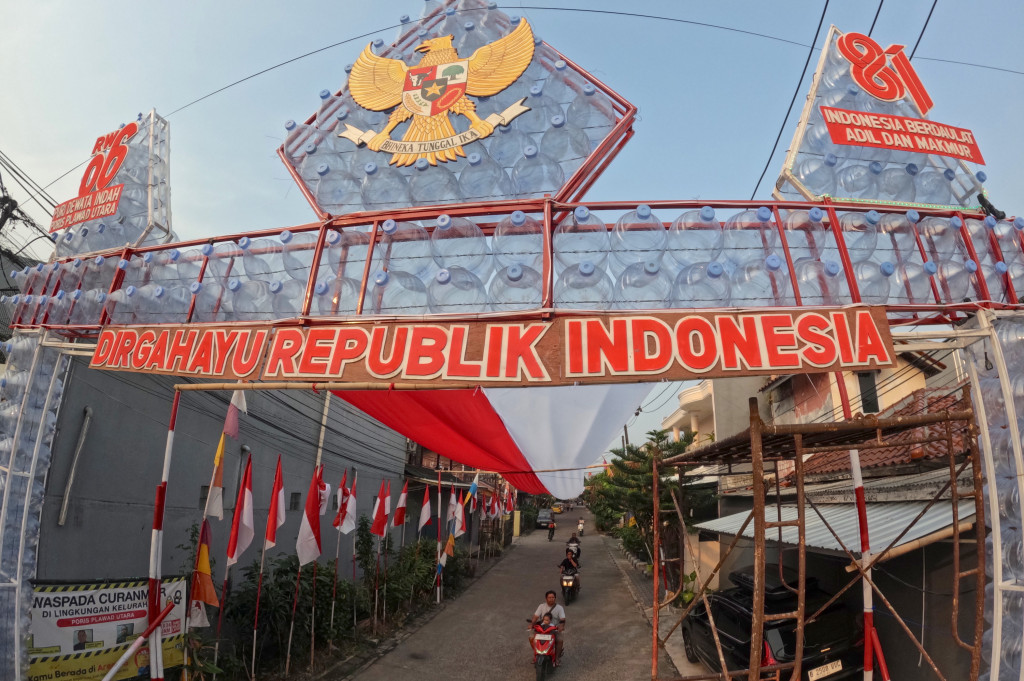 Bendera Merah Putih sepanjang 400 meter membentang di atas jalan kompleks Perumahan Puri Dewata Indah, Kelurahan Poris Plawad Utara, Kecamatan Cipondoh, Kota Tangerang, Banten, Rabu, 5 Agustus 2026. 
