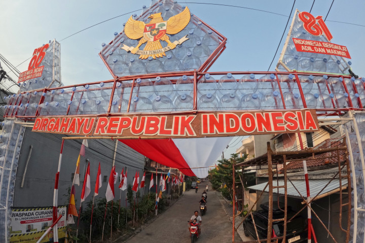 Bendera Merah Putih sepanjang 400 meter membentang di atas jalan kompleks Perumahan Puri Dewata Indah, Kelurahan Poris Plawad Utara, Kecamatan Cipondoh, Kota Tangerang, Banten, Rabu, 5 Agustus 2026. 
