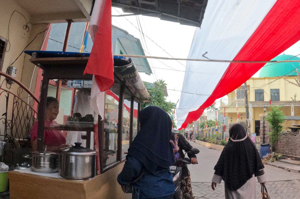 Pemasangan bendera yang membentang layaknya kanopi di sepanjang jalan kompleks tersebut dilakukan oleh warga sebagai bentuk semangat nasionalisme.