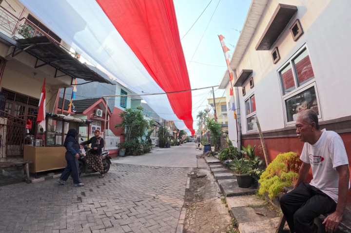 Hiasan bernuansa merah putih itu juga menjadi simbol kebersamaan dan partisipasi masyarakat dalam memeriahkan peringatan hari kemerdekaan.