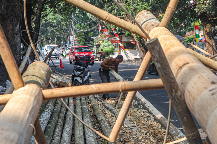 Menjelang perayaan HUT ke-81 Kemerdekaan RI, penjualan batang pohon pinang mulai ramai untuk perlombaan panjat pinang. 