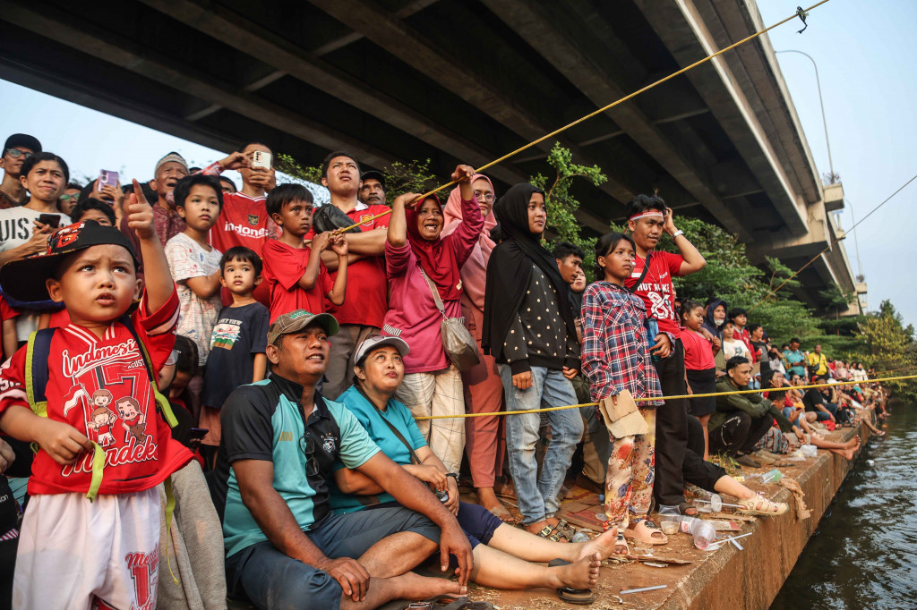 Lomba tersebut turut menarik perhatian warga yang menyaksikan peserta berusaha mencapai puncak untuk mendapatkan berbagai hadiah.
