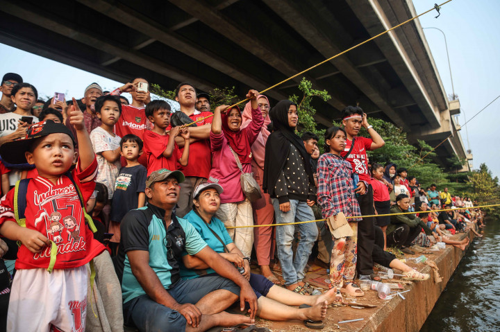 Lomba tersebut turut menarik perhatian warga yang menyaksikan peserta berusaha mencapai puncak untuk mendapatkan berbagai hadiah.
