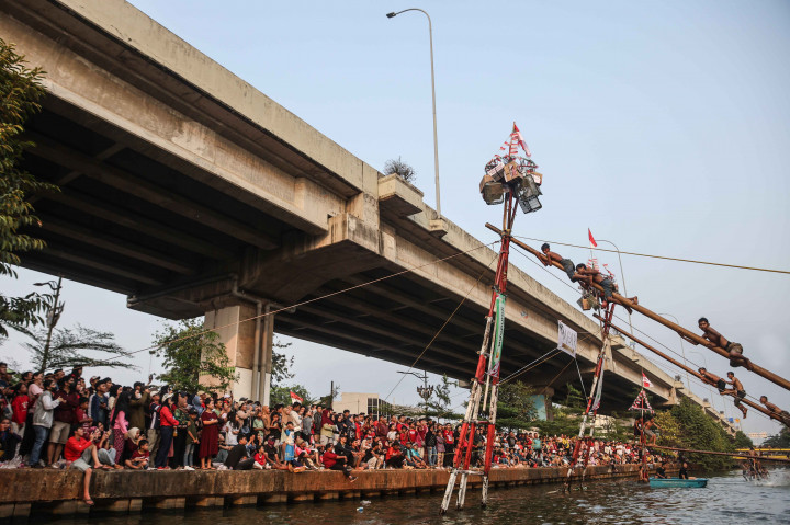 Warga menyaksikan lomba panjat pinang untuk memeriahkan Hari Ulang Tahun (HUT) ke-81 Republik Indonesia di Kalimalang, Cipinang Melayu, Jakarta Timur, Senin, 17 Agustus 2026.