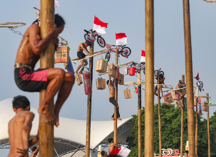 Peserta saling bahu-membahu memanjat batang pinang saat mengikuti lomba dalam rangka memperingati HUT ke-81 Kemerdekaan Republik Indonesia di kawasan Pantai Ancol, Jakarta, Senin, 17 Agustus 2026. 