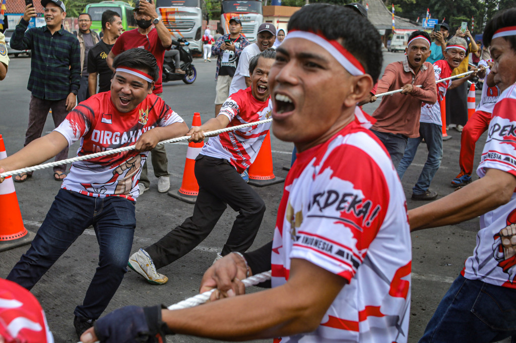 Lomba yang diikuti puluhan peserta tersebut dibagi menjadi dua kelompok yang masing-masing menarik bus bertipe double deck. 