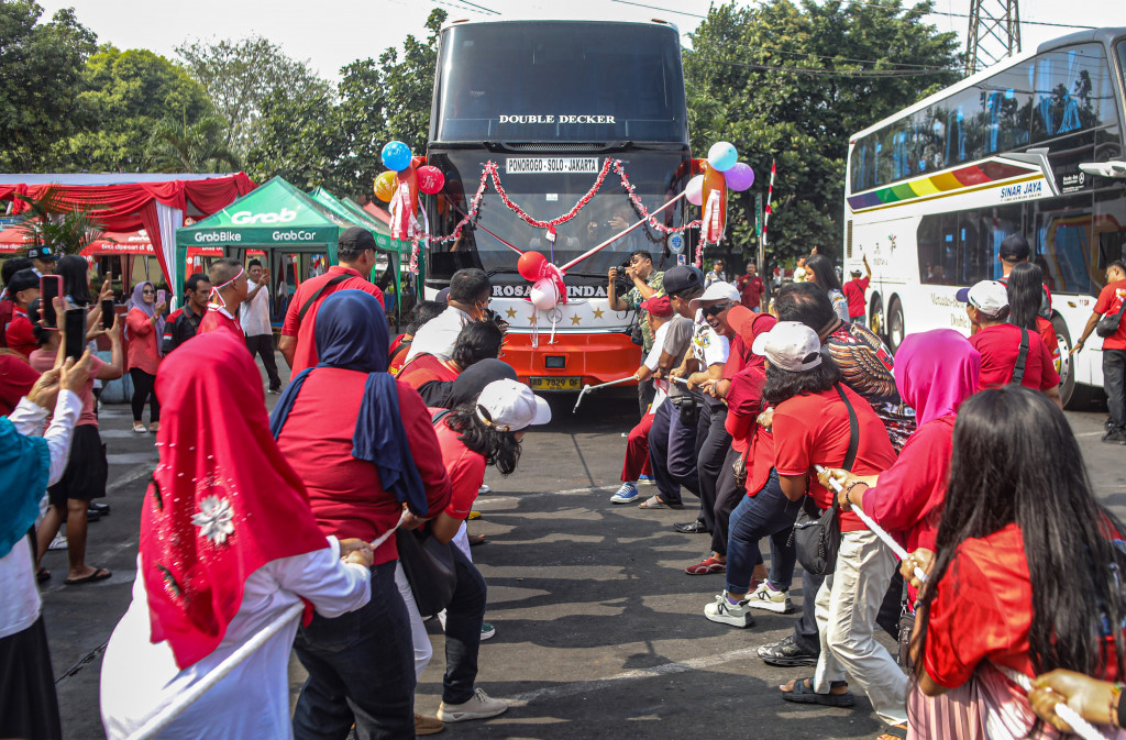 Antusiasme peserta saat mengikuti lomba tarik bus untuk memeriahkan HUT ke-81 Kemerdekaan Republik Indonesia di Terminal Kampung Rambutan, Jakarta, Selasa, 18 Agustus 2026. 