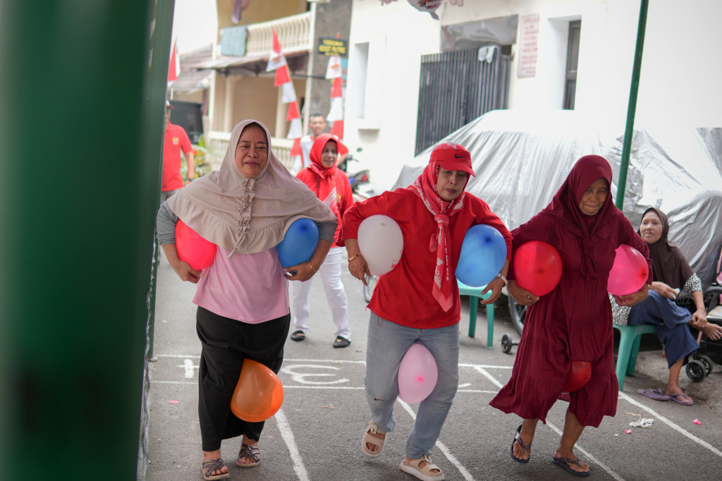 Beragam aksi kocak mewarnai perayaan HUT ke-81 Kemerdekaan Republik Indonesia di lingkungan RT 06/RW 08, Kelurahan Kramat Pela, Jakarta Selatan, Senin, 17 Agustus 2026. 