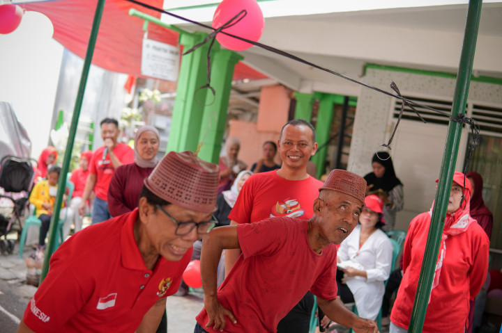 Perlombaan berlangsung dengan suasana penuh canda dan dukungan dari warga yang berada di sekitar lokasi.