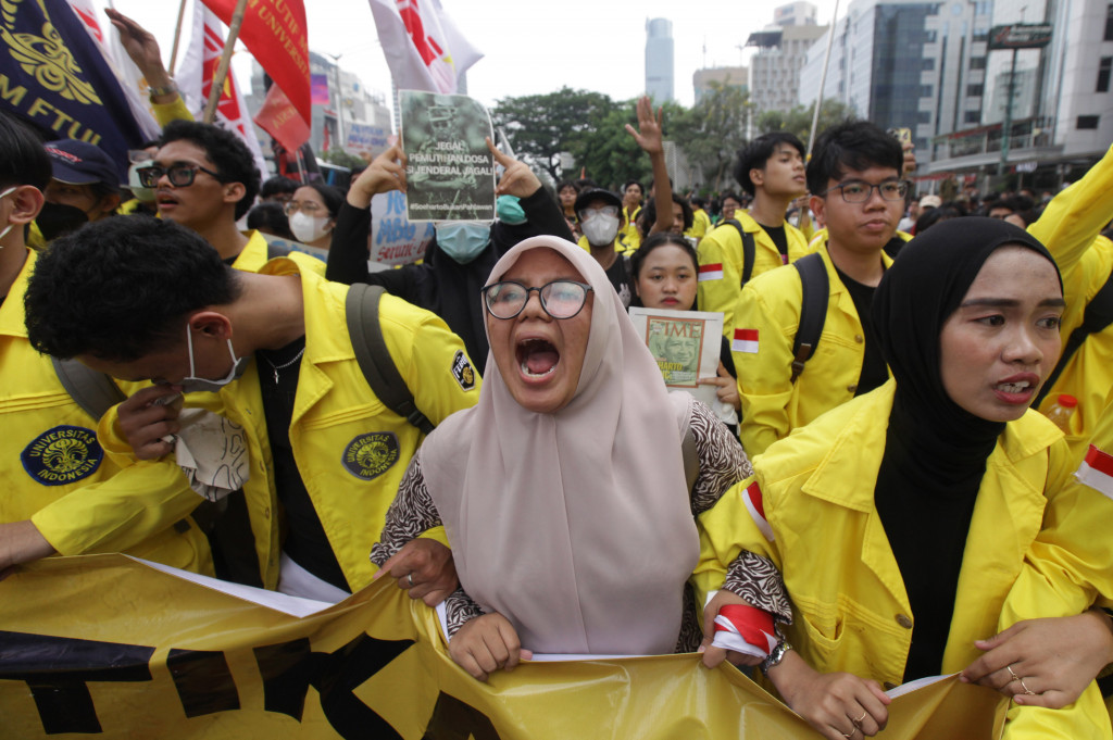 Mahasiswa gabungan Badan Eksekutif Mahasiswa (BEM) Universitas Indonesia dan Front Mahasiswa Nasional menggelar aksi unjuk rasa bertajuk #MerebutKemerdekaan di kawasan Thamrin, Tosari, Jakarta, Selasa, 18 Agustus 2026. 
