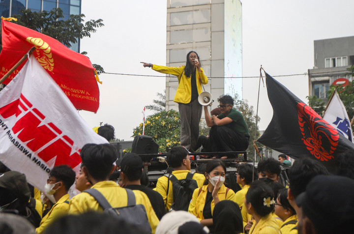 Dalam aksinya, mereka menuntut penurunan harga kebutuhan pokok dan bahan bakar minyak (BBM), evaluasi menyeluruh terhadap Proyek Strategis Nasional (PSN), serta evaluasi tata kelola program Makan Bergizi Gratis (MBG). 