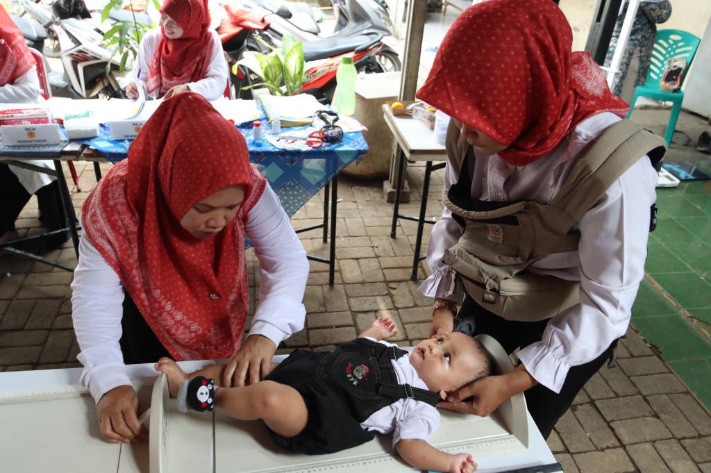Dalam kegiatan tersebut, anak-anak mendapatkan vitamin A serta menjalani pengukuran berat dan tinggi badan.