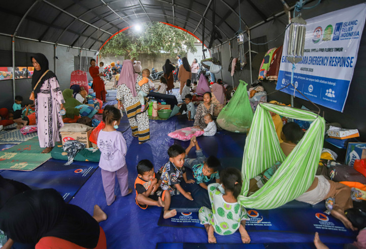 Warga memilih bertahan di posko pengungsian karena masih mengalami trauma akibat rentetan gempa susulan yang terus terjadi.