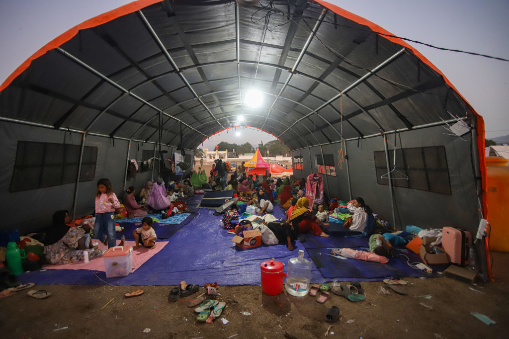 Warga terdampak gempa bumi berkekuatan 7,7 magnitudo beraktivitas di tenda darurat yang disediakan BNPB di posko pengungsian utama Lapangan Gelora Samador, Maumere, Kabupaten Sikka, Nusa Tenggara Timur (NTT), Rabu, 19 Agustus 2026.