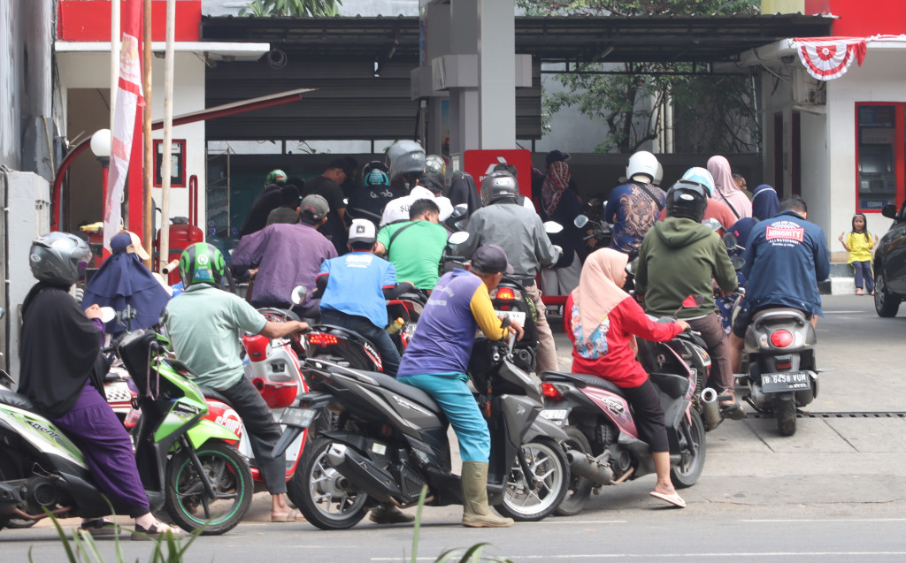 Sejumlah warga mengantre untuk membeli bahan bakar minyak (BBM) di salah satu SPBU di Paku Jaya, Tangerang Selatan, Banten, Rabu, 19 Agustus 2026.