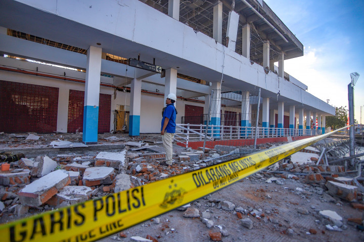  Petugas mulai mendata dan memperbaiki kerusakan infrastruktur dampak bencana gempa bumi pada bangunan terminal penumpang Pelabuhan Lorensius Say, Maumere, Sikka, NTT, Kamis, 20 Agustus 2026. 