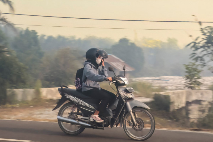Asap yang berasal dari kebakaran hutan dan lahan (karhutla) yang meluas menyebabkan jarak pandang berkurang secara signifikan serta menurunkan kualitas udara di sejumlah wilayah Kalimantan Tengah.
