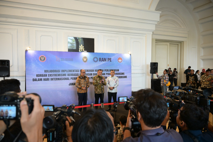 Penguatan perlindungan korban menjadi salah satu fokus RAN PE Fase II yang mengacu pada Peraturan Presiden Nomor 8 Tahun 2026. Dalam rangkaian kegiatan tersebut, dukungan secara simbolis diberikan kepada 34 penyintas terorisme melalui kolaborasi BNPT, LPSK, BUMN, dan sejumlah pihak terkait.